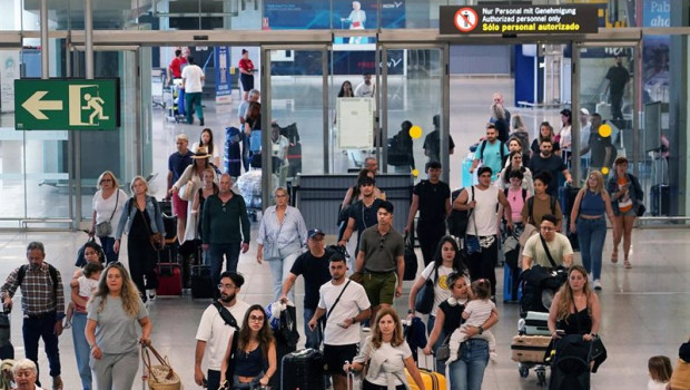 ep imagenes de turistas a su llegada al aeropuerto de malaga costa del sol a 1 de julio de 2024 en
