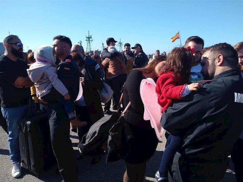 ep integrantes de la frgata canarias recibidos por familiares en la base de rota