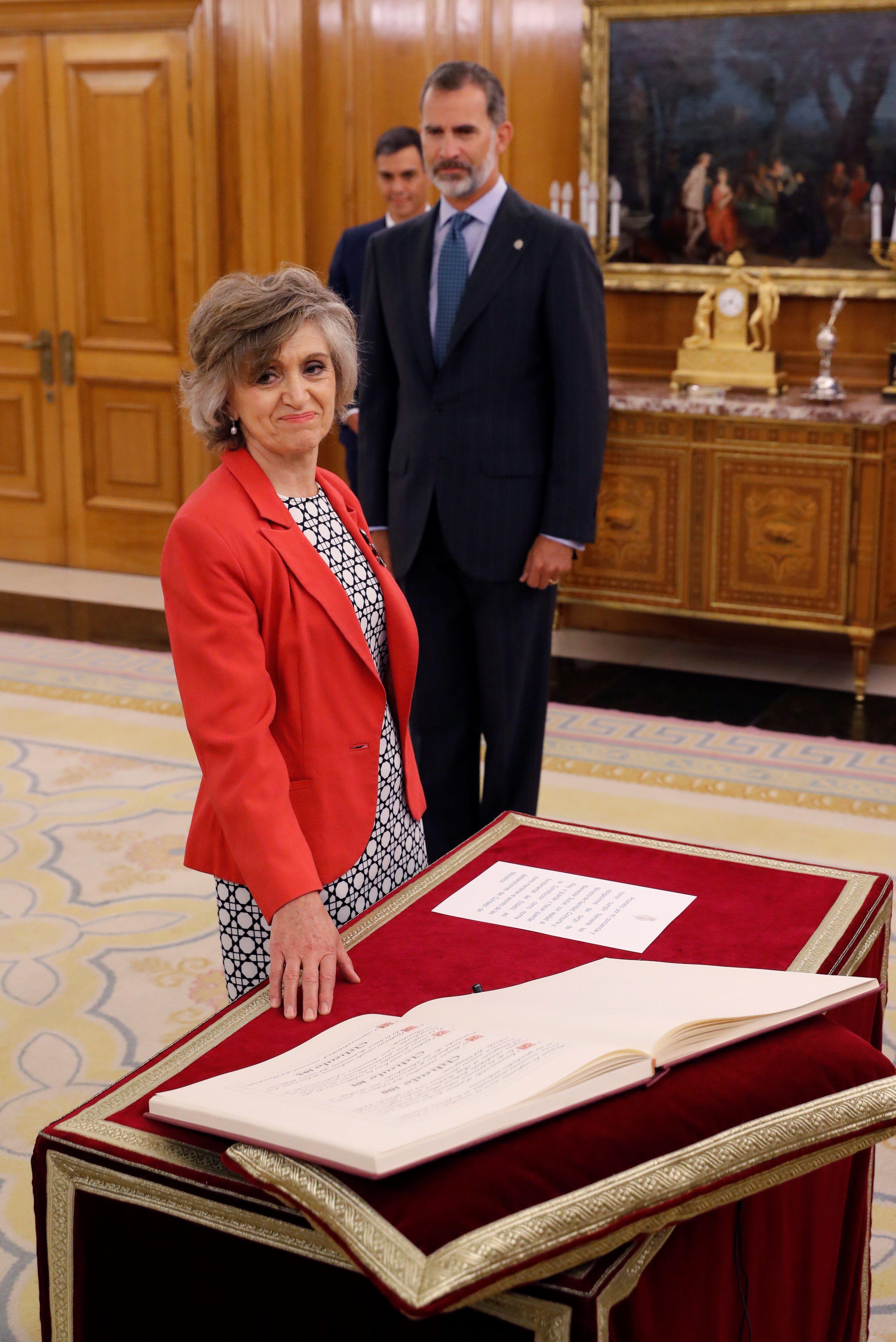 Jura o promesa de la nueva ministra de Sanidad, María Luisa Carcedo, ante el Rey | Pool ep jurapromesala nueva ministrasanidad maria luisa carcedo anterey