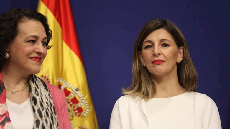 La nueva ministra de Trabajo, Yolanda Díaz (dech) y la exministra de Trabajo, Magdalena Valerio (izq) durante el acto de toma de posesión de los ministros, en la sede del Ministerio de Trabajo y Economía Social, en Madrid a 13 de enero de 2020. | Marta Fernández - Europa Press ep la nueva ministra de trabajo yolanda diaz dech y la exministra de trabajo magdalena valerio izq