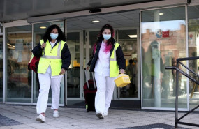 ep la tecnico sanitario desire leon d y la enfermera vanessa bonivento i salen del centro de salud