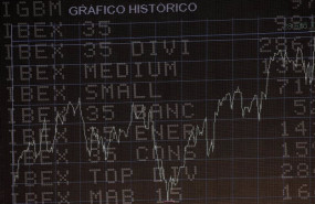 ep pantalla del ibex 35 con el grafico historico de la cotizacion del ibex en la sede de la bolsa de