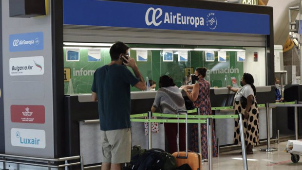 ep pasajeros en la ventanilla de air europa en la terminal t4 del aeropuerto adolfo suarez