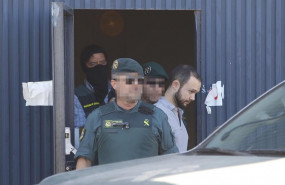 ep registro de la guardia civil en la nave de magrudis junto a sus propietarios en la imagen sandro ep registro de la guardia civil en la nave de magrudis junto a sus propietarios en la imagen sandro
