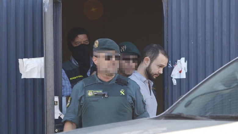 Registro de la Guardia Civil en la nave de Magrudis. | María José López - Europa Press ep registro de la guardia civil en la nave de magrudis junto a sus propietarios en la imagen sandro