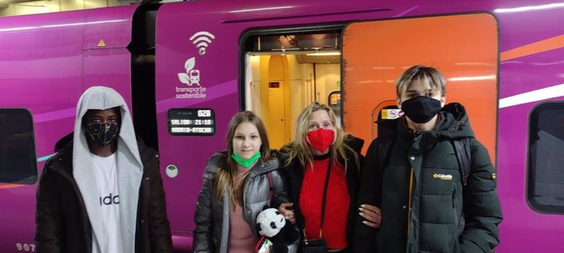 Renfe gestiona los primeros billetes de refugiados ucranianos en el 'hub' de la estación Barcelona Sants | RENFE ep renfe gestiona los primeros billetes de refugiados ucranianos en el hub de la estacion barcelona