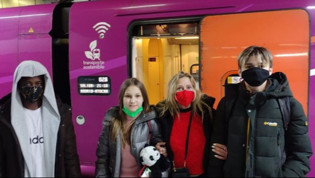 ep renfe gestiona los primeros billetes de refugiados ucranianos en el hub de la estacion barcelona
