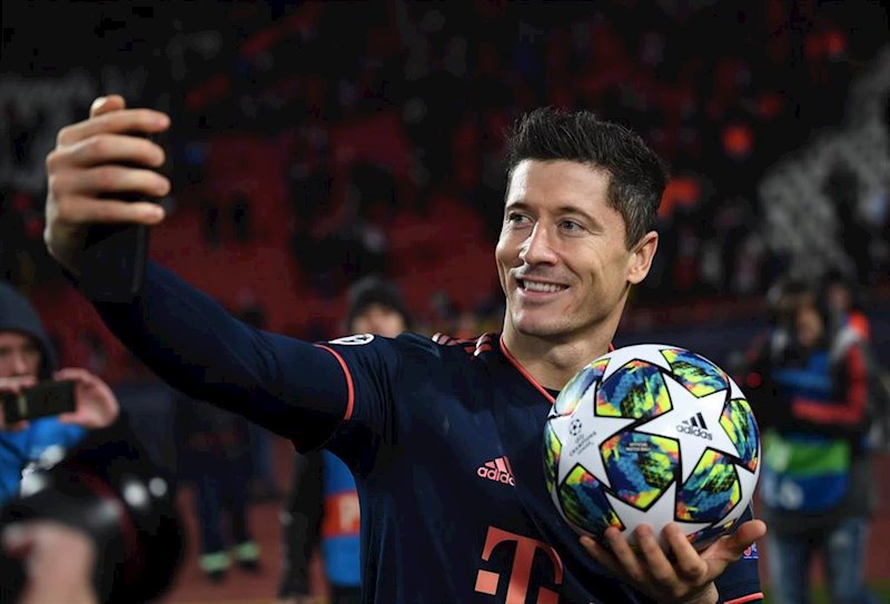 ep robert lewandowski celebra su historico gol en la bundesliga haciendose un selfie