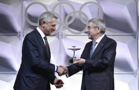 ep thomas bach hace entrega de la copa olimpica 2019 a filippo grandi alto comisionado de las