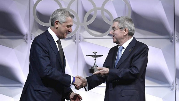 ep thomas bach hace entrega de la copa olimpica 2019 a filippo grandi alto comisionado de las