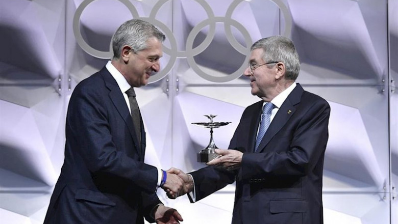 ep thomas bach hace entrega de la copa olimpica 2019 a filippo grandi alto comisionado de las