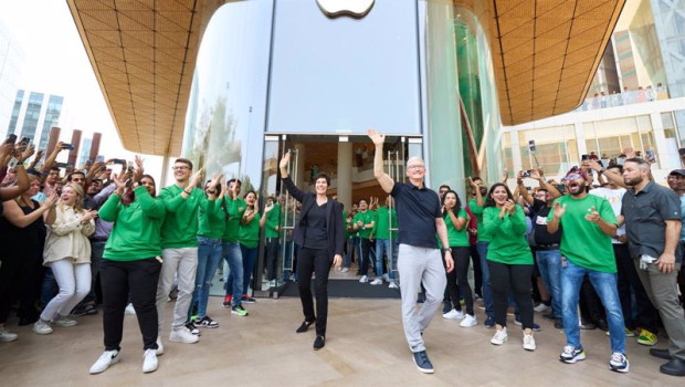 ep tim cook inaugura la primera apple store en india