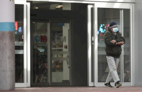 ep un hombre con mascarilla camina por las zonas exteriores del hospital de torrejon donde