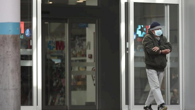 ep un hombre con mascarilla camina por las zonas exteriores del hospital de torrejon donde