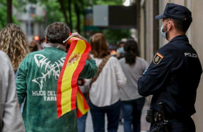 ep un hombre con una bandera de espana durante el cuarto dia de protestas por la gestion del