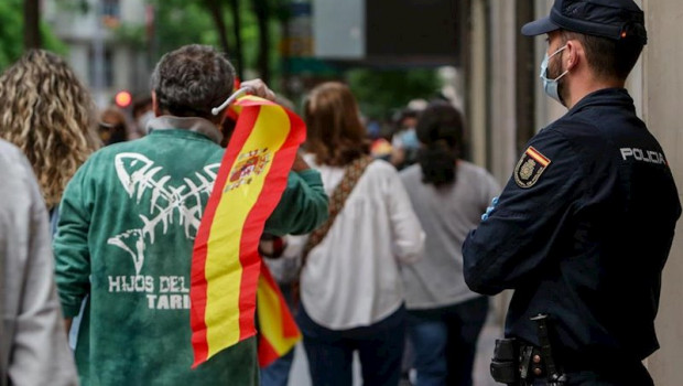 ep un hombre con una bandera de espana durante el cuarto dia de protestas por la gestion del