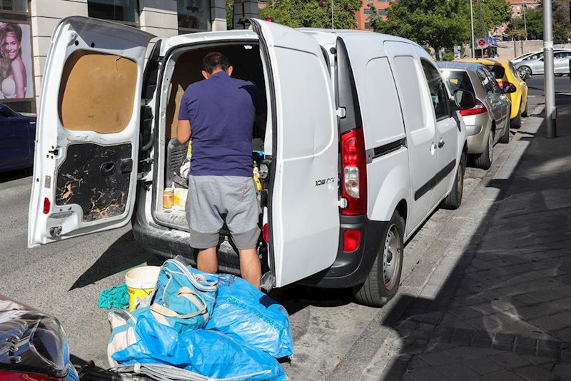 ep un hombre traslada material con una furgoneta en madrid