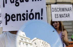 ep una mujer sostiene una pancarta donde se lee ladrones pague mi pension en una manifestacion