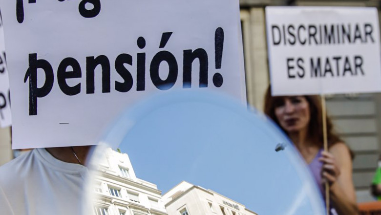 Una mujer sostiene una pancarta donde se lee "¡Ladrones! ¡Pagué mi pensión!", en una manifestación contra el recorte en el presupuesto de las pensiones y en servicios públicos, a 2 de octubre de 2021, en Madrid, (España). | Carlos Luján - Europa Press ep una mujer sostiene una pancarta donde se lee ladrones pague mi pension en una manifestacion