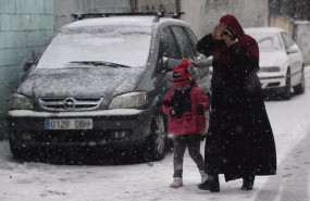 ep una mujer y su hija caminan en la nieve en la canada real galiana de madrid