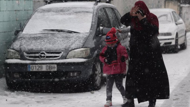 ep una mujer y su hija caminan en la nieve en la canada real galiana de madrid