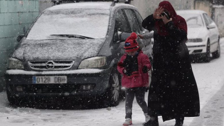 ep una mujer y su hija caminan en la nieve en la canada real galiana de madrid ep una mujer y su hija caminan en la nieve en la canada real galiana de madrid