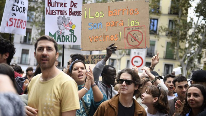 ep varias personas durante una manifestacion para denunciar el precio de los alquileres a 13 de ep varias personas durante una manifestacion para denunciar el precio de los alquileres a 13 de