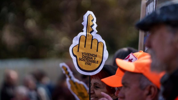 ep varias personas durante una manifestacion por una vivienda digna a 9 de febrero de 2025 en madrid
