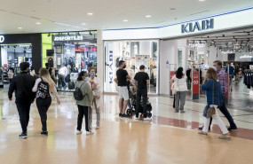 ep varias personas en comercios de centros comerciales