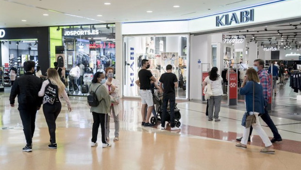ep varias personas en comercios de centros comerciales