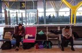 ep varias personas sentadas en la terminal t4 del aeropuerto adolfo suarez madrid barajas tras pasar