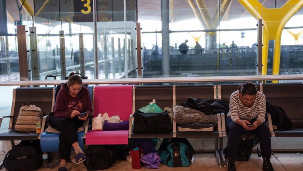 ep varias personas sentadas en la terminal t4 del aeropuerto adolfo suarez madrid barajas tras pasar ep varias personas sentadas en la terminal t4 del aeropuerto adolfo suarez madrid barajas tras pasar