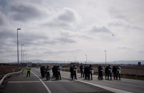 ep varios antidisturbios acuden a una carretera cortada por decenas de agricultores durante la
