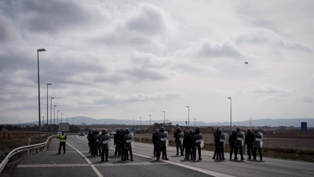 ep varios antidisturbios acuden a una carretera cortada por decenas de agricultores durante la