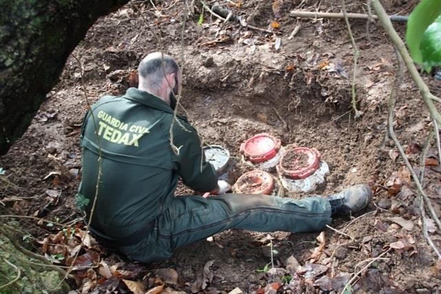 Zulo de ETA en Irún con siete bidones con material explosivo | GUARDIA CIVIL ep zuloetairunsiete bidonesmaterial explosivo