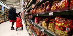 des clients font leurs courses dans un hypermarche carrefour a paris 