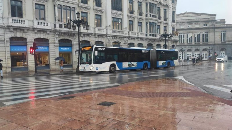 ep archivo autobus urbano tua trafico en el centro de oviedo ep archivo autobus urbano tua trafico en el centro de oviedo