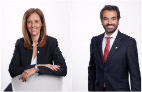ep archivo   blanca pfretzschner y gonzalo de la puente del equipo de distribucion de axa xl iberia