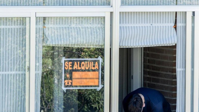 Archivo - Cartel anunciando el alquiler de una vivienda | RICARDO RUBIO / EUROPA PRESS - Archivo ep archivo cartel anunciando el alquiler de una vivienda