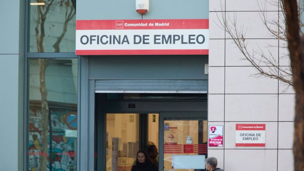 ep archivo   dos personas en la puerta de la oficina del servicio publico de empleo estatal sepe de 20230412135303
