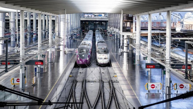ep archivo   dos trenes en las vias de la estacion de atocha almudena grandes