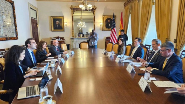 ep archivo   el ministro de economia comercio y empresa carlos cuerpo 2i durante su reunion con el