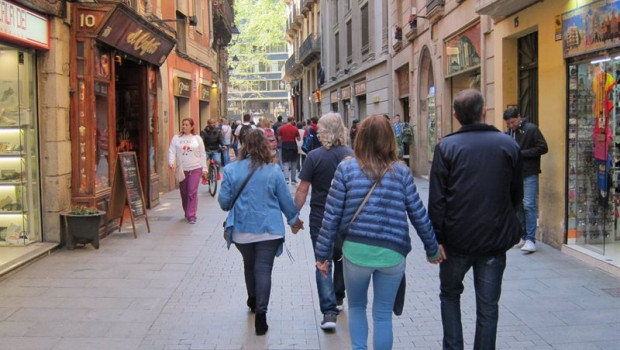 ep archivo   gente paseando por una calle comercial de barcelona