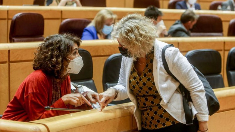 Archivo - La ministra de Hacienda, María Jesús Montero (i), mantiene una conversación con la senadora de ERC, Mireia Cortés (d), durante una sesión de control al Gobierno en el Senado, a 2 de noviembre de 2021, en Madrid, (España). Las medidas para frenar | Ricardo Rubio - Europa Press - Archivo ep archivo la ministra de hacienda maria jesus montero i mantiene una conversacion con la senadora
