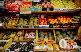 ep archivo   piezas de frutas y hortalizas en una fruteria