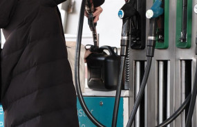 ep archivo   repostando combustible en un bidon