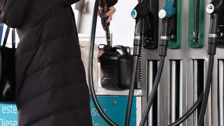 ep archivo   repostando combustible en un bidon