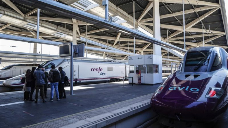 Archivo - Trenes de alta velocidad de la línea Madrid-Valencia | Rober Solsona - Europa Press - Archivo ep archivo trenes de alta velocidad de la linea madrid valencia