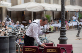 ep archivo   un camarero limpia una mesa en la plaza real de barcelona espana
