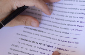 ep archivo   una mujer con un boligrafo senala una escritura de compraventa de una hipoteca a 30 de 20231220141804